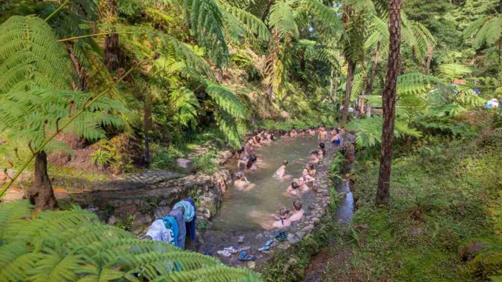 Termálne pramene uprostred zelene na ostrove São Miguel na Azoroch.