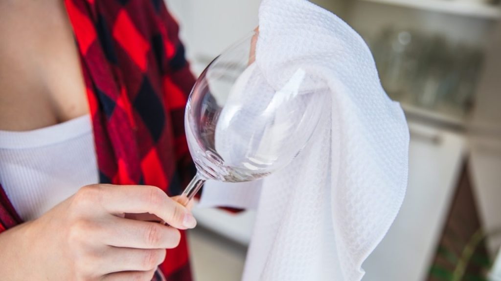 Leštenie pohára na víno bielou utierkou pre lesk bez šmúh