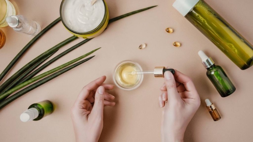 Prírodné oleje a kozmetický rituál starostlivosti o pokožku so sezamovým olejom