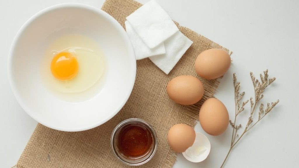 Ingrediencie na domácu napínajúcu masku z bielka a medu