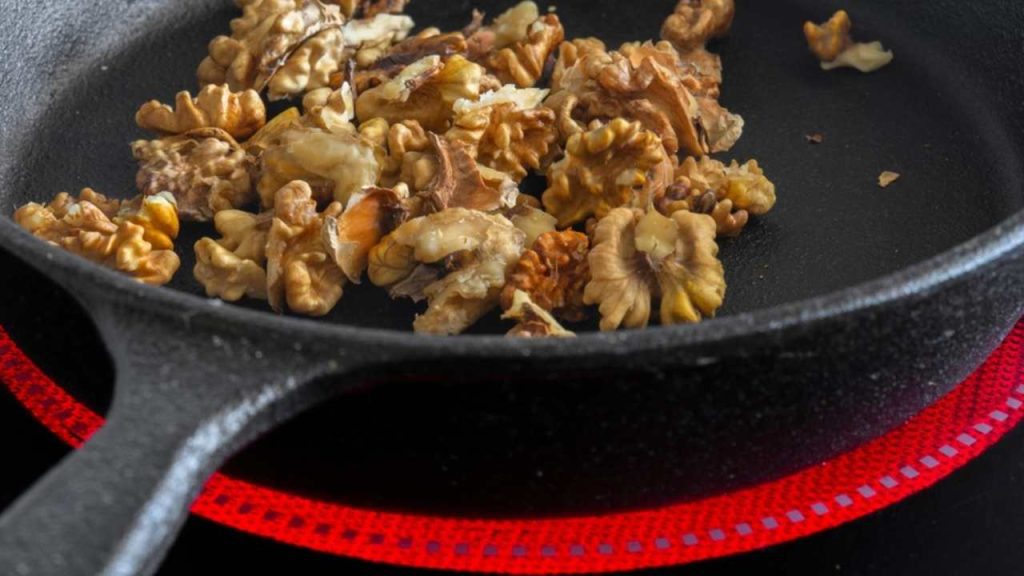 Praženie orechov na suchej panvici