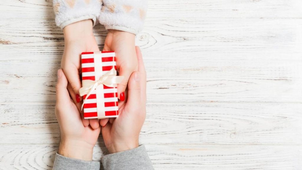 Pár vymieňajúci si drobný darček ako prejav pozornosti