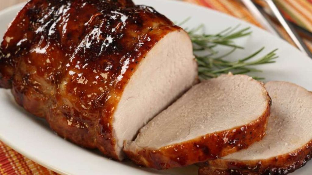 Pečené bravčové mäso zo stehna nakrájané na plátky, šťavnaté a mäkké mäso s lesklou kôrkou