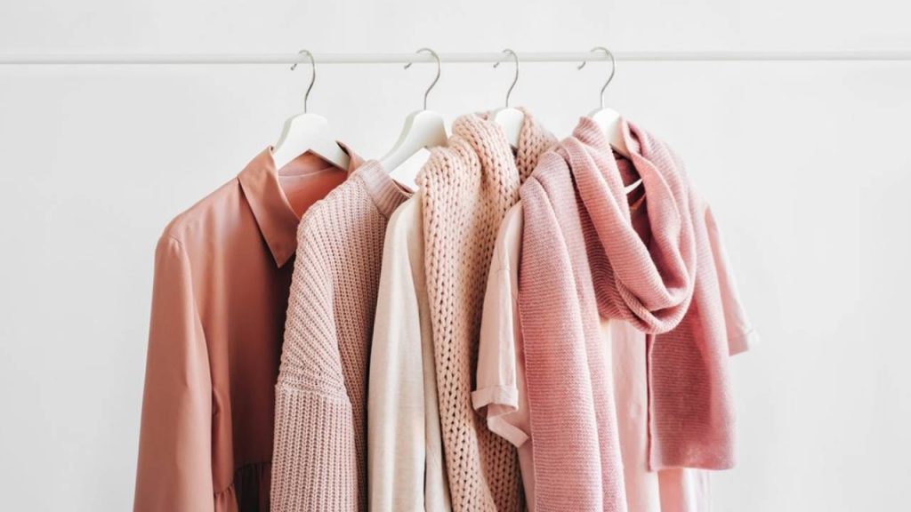 Minimalistický šatník predstavujúci nezávislosť od módnych trendov.