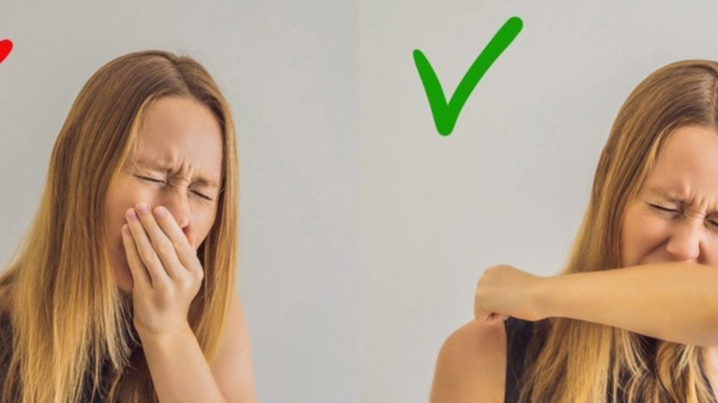 Porovnanie nesprávneho a správneho spôsobu kýchania – zakrývanie úst rukou verzus kýchanie do lakťa