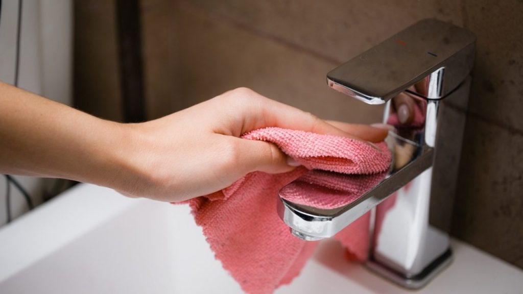 Leštenie vodovodnej batérie suchou mikrovláknovou handričkou