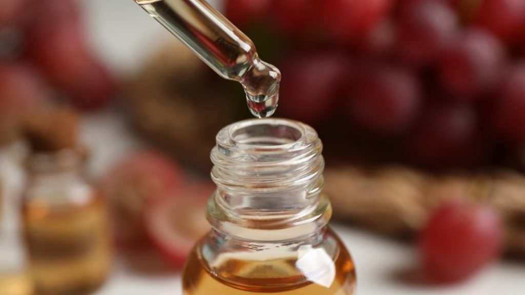 Olej z hroznových jadierok v pipete používaný na starostlivosť o pleť