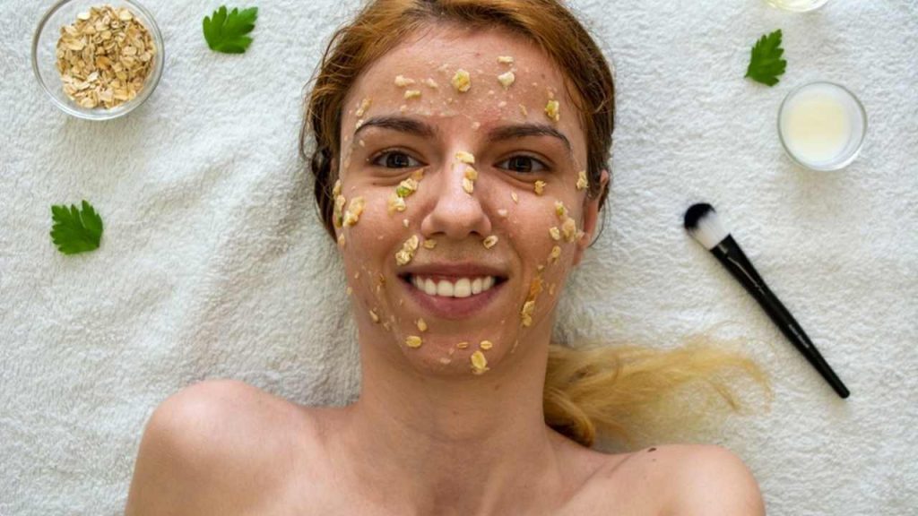 Pleť s nanesenou ovsenou maskou, ktorá pomáha upokojiť podráždenie po mraze.