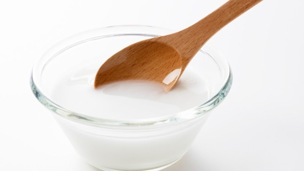 Domáci čistiaci roztok zo zemiakového škrobu a vody pripravený v miske