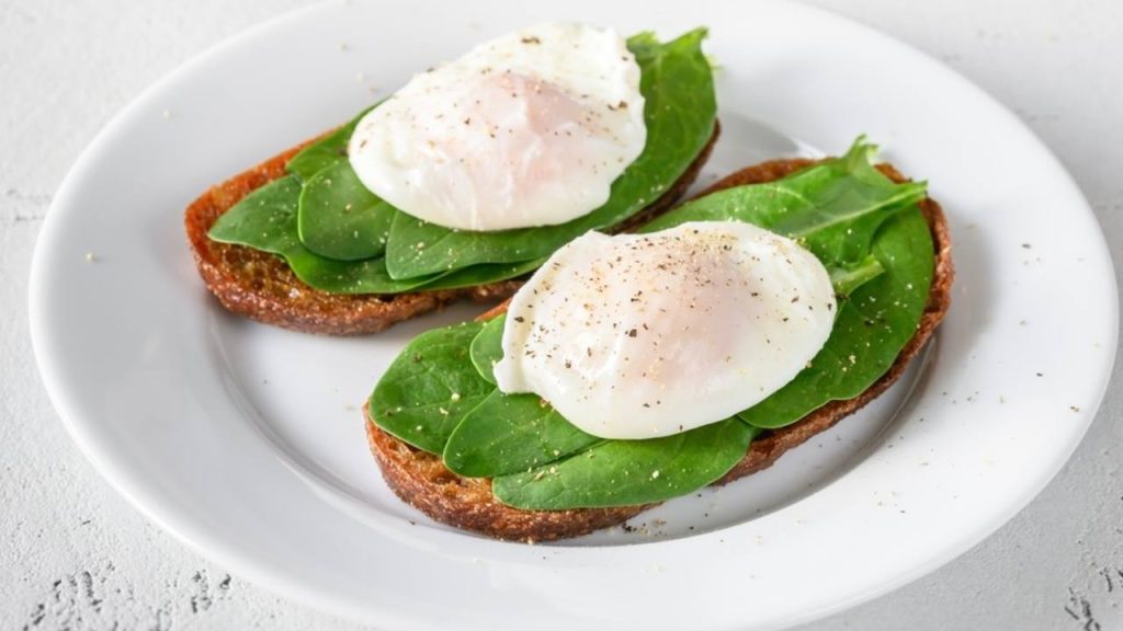 Toast so špenátom a vajcom v stratenom stave ako zdravé raňajky podporujúce chudnutie