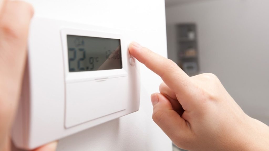 Nastavovanie termostatu v byte na ideálnu teplotu.
