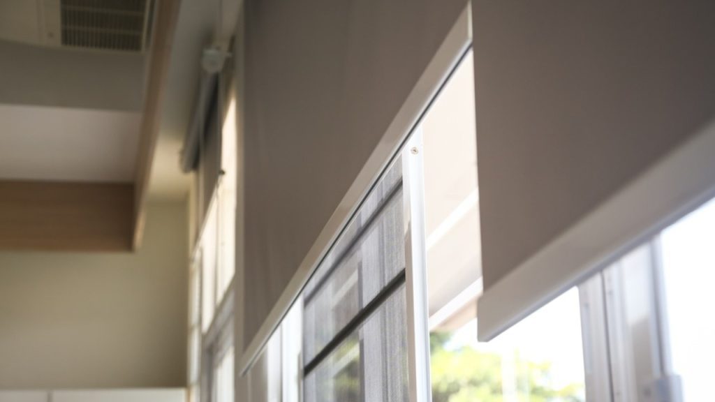 Zatiahnuť vnútorné rolety na okne pomáha znížiť únik tepla z miestnosti