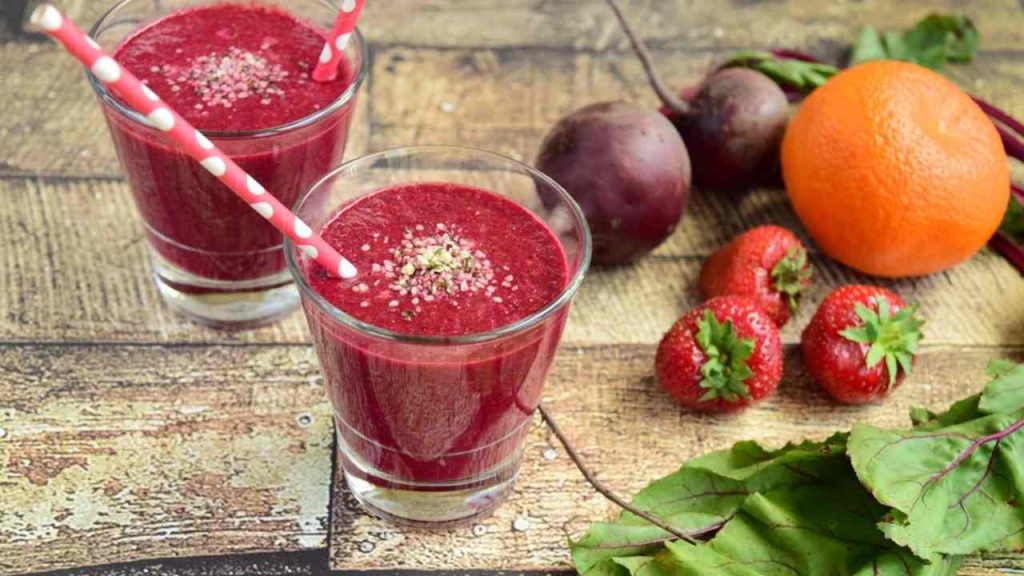 Kokteil z červenej repy a pomaranča v pohári