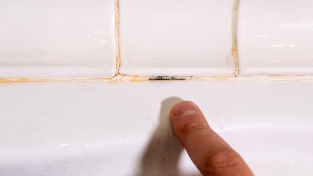 Pleseň na starom silikónovom tesnení v kúpeľni