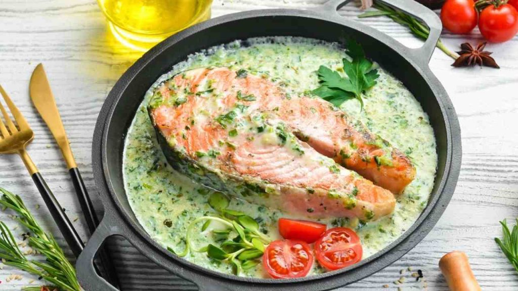 Losos na panvici v krémovej špenátovej omáčke s cherry paradajkami ako rýchla večera