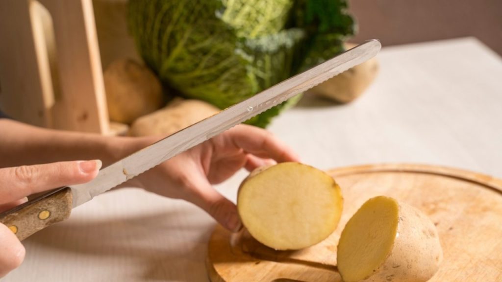 Krájanie surového zemiaka na polovicu pred použitím na čistenie alebo ošetrenie skla.