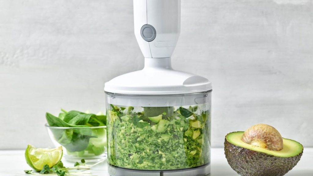 Príprava zeleného smoothie v mixéri zo špenátu, avokáda a listovej zeleniny