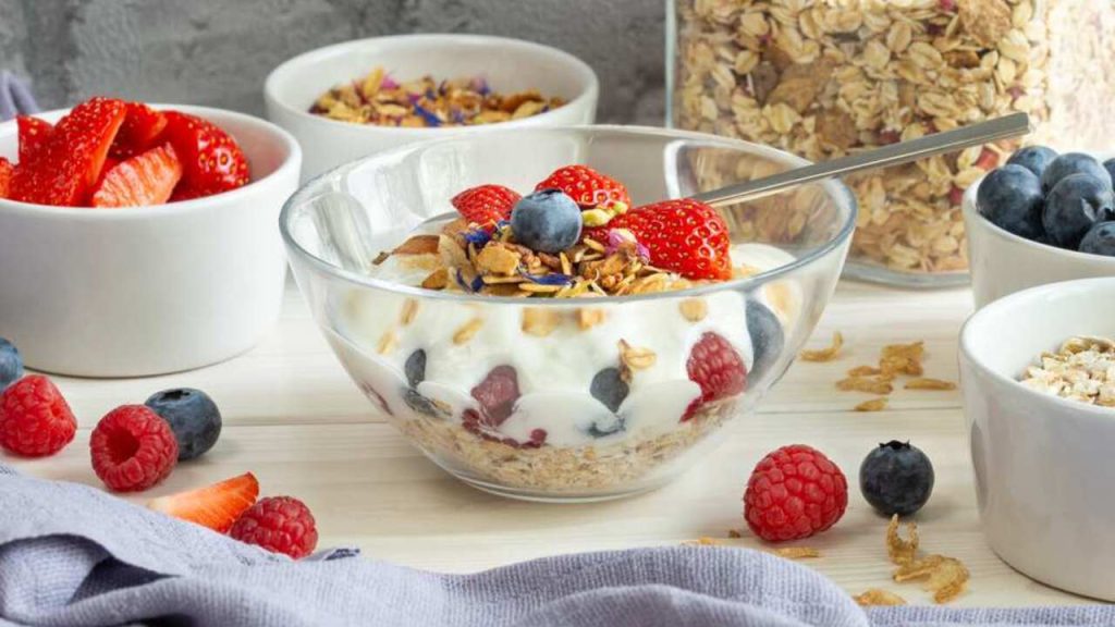 Jogurtová miska s ovsenými vločkami, ovocím a granolou