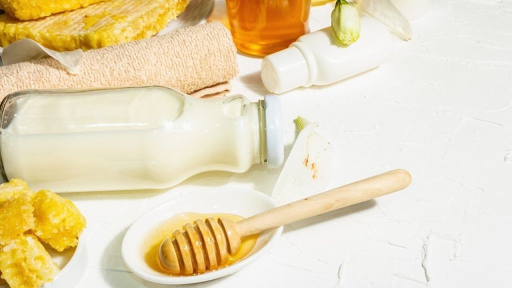 Mlieko, med a prírodné ingrediencie pripravené na domáci omladzujúci kúpeľ