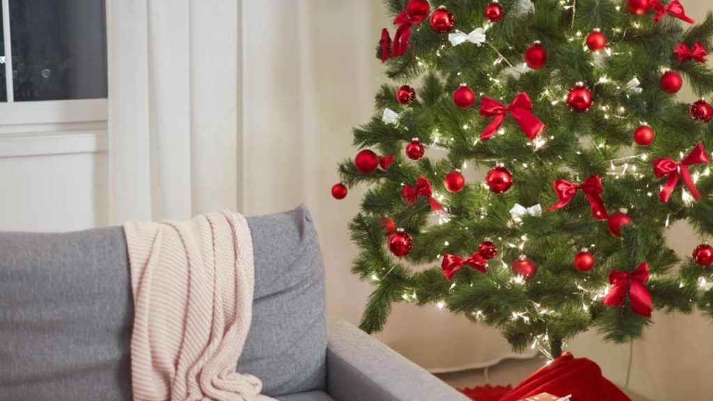 Vianočný stromček v obývačke umiestnený mimo radiátora