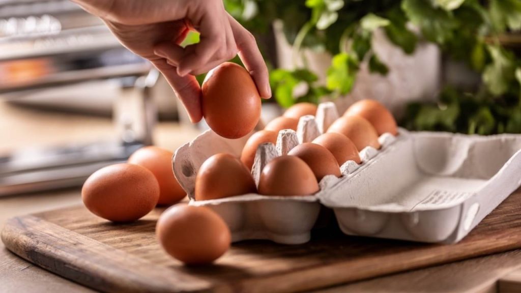 Čerstvé vajcia položené na kuchynskej linke