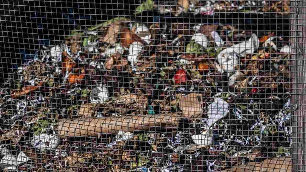 Drevený kompostér zabezpečený jemnou drôtenou sieťou proti prenikaniu hlodavcov.