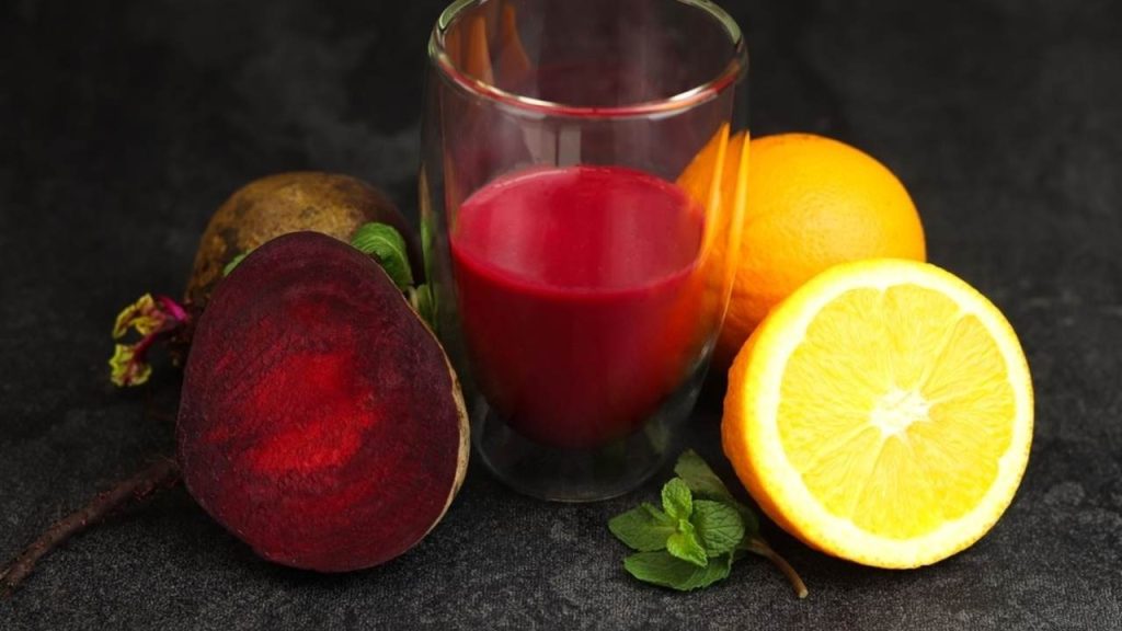 Kokteil z červenej repy a pomaranča v pohári