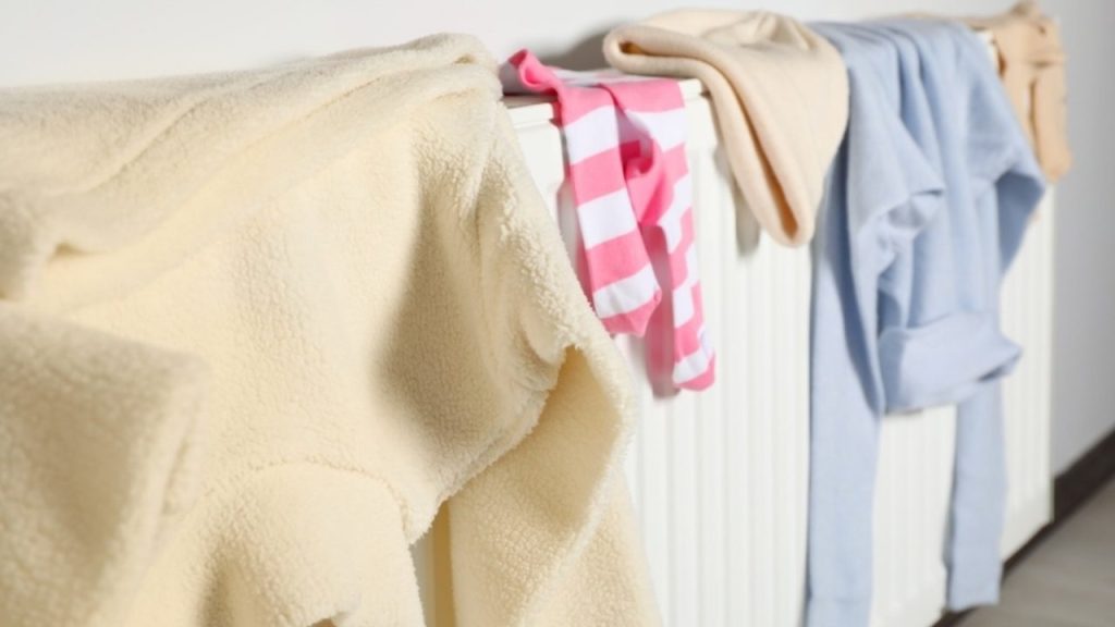 Sušenie bielizne na radiátore v byte počas zimy ako zdroj vlhkosti