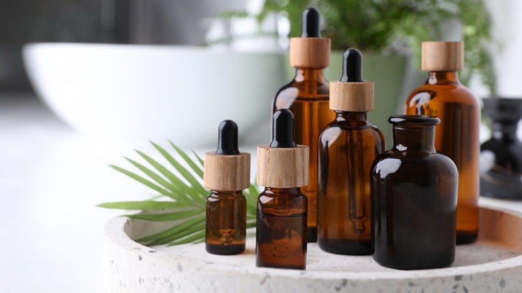 Esenciálne oleje v sklenených fľaštičkách ako prírodný spôsob prevoňania kúpeľne