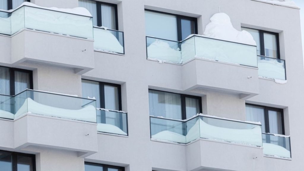 Bytové balkóny počas zimného počasia so snehom a nízkymi teplotami
