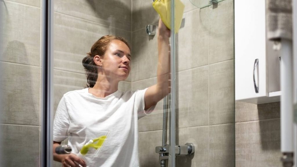 Čistenie sklenenej sprchovej kabíny mäkkou handričkou