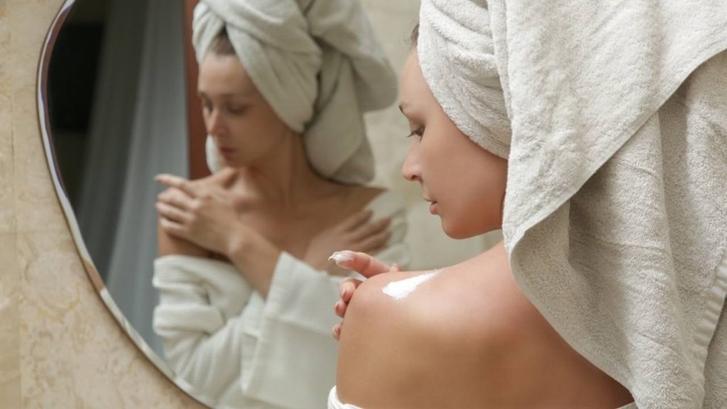 Nanášanie telového krému po sprche