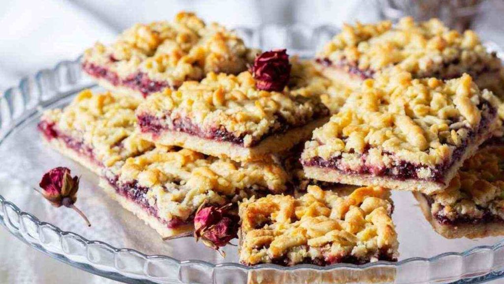 Koláč s ovocnou vrstvou a chrumkavou drobenkou nakrájaný na štvorce