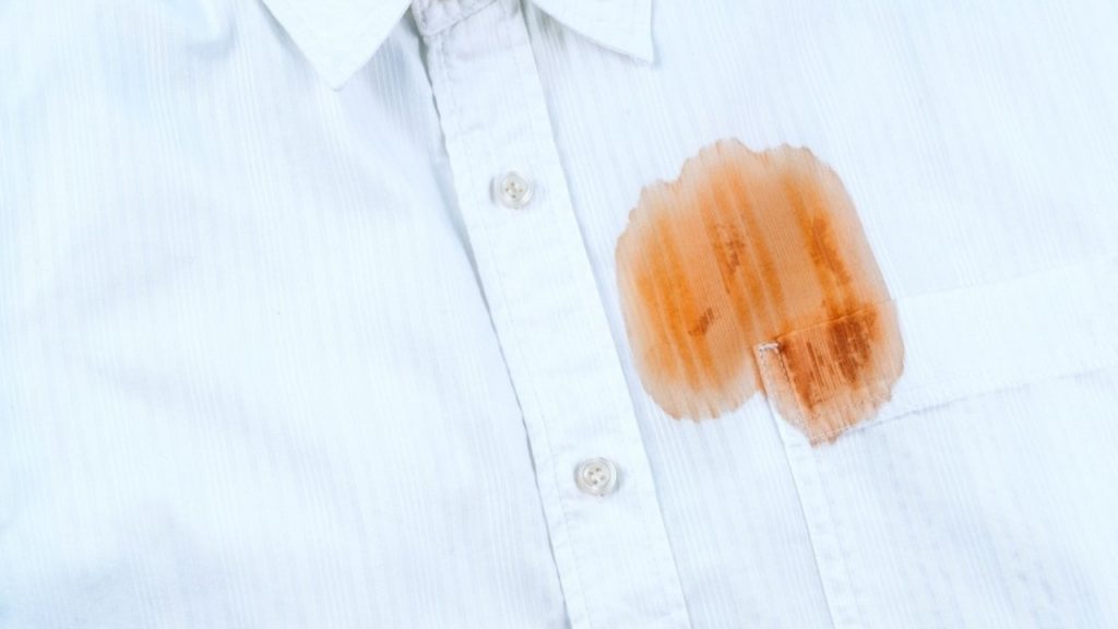 mastná škvrna biela košeľa odstránenie