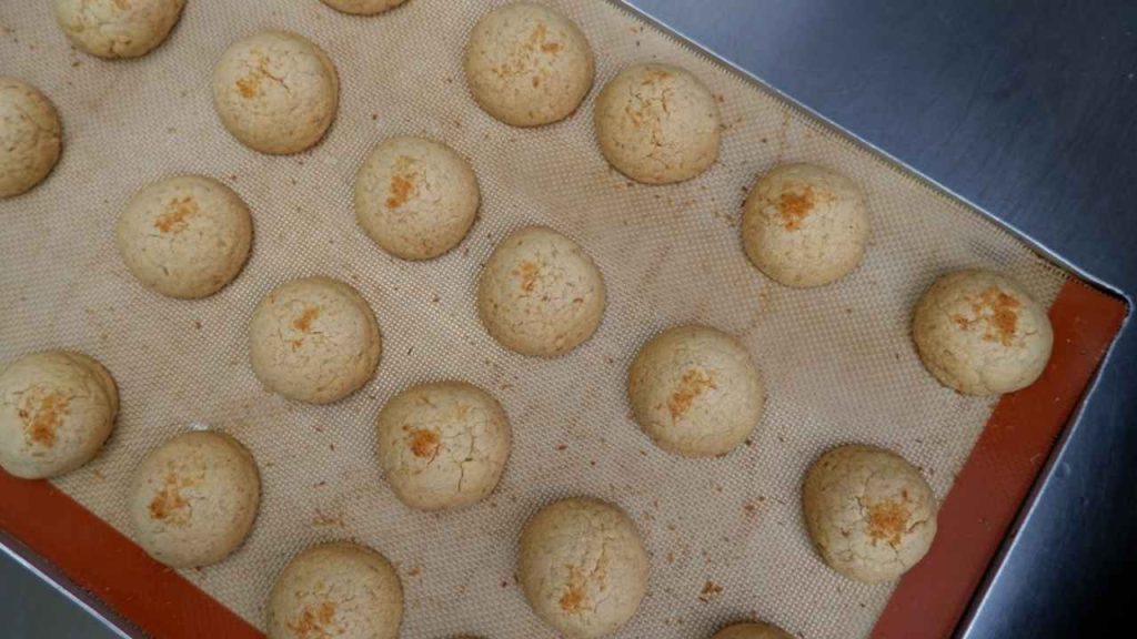 Vianočné sušienky pečené na silikónovej podložke ako bezpečnej alternatíve k papieru na pečenie.