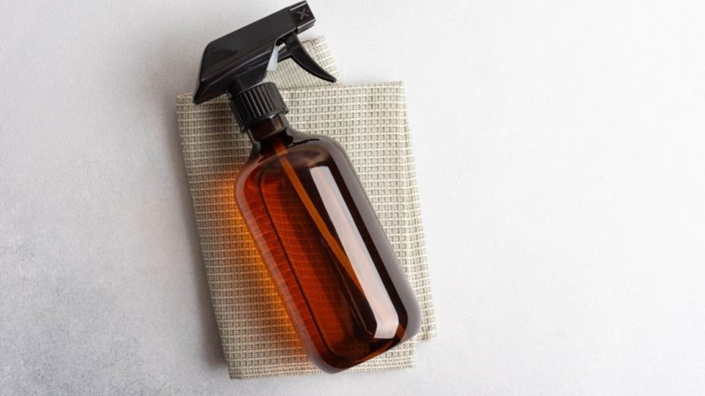 Domáci čistiaci roztok v rozprašovači pripravený na čistenie zrkadiel