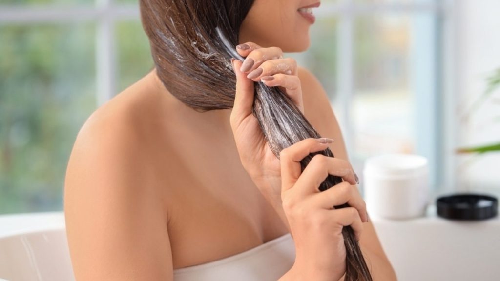 Nanášanie kondicionéra na dĺžky a končeky vlasov