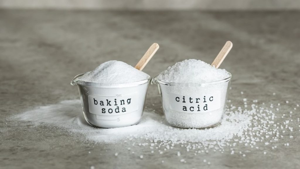 Sóda bikarbóna a kyselina citrónová pripravené na čistenie bielych záclon.