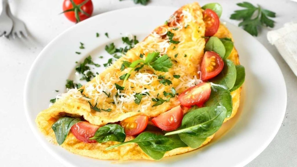 Omeleta plná čerstvého špenátu ako výživný začiatok dňa
