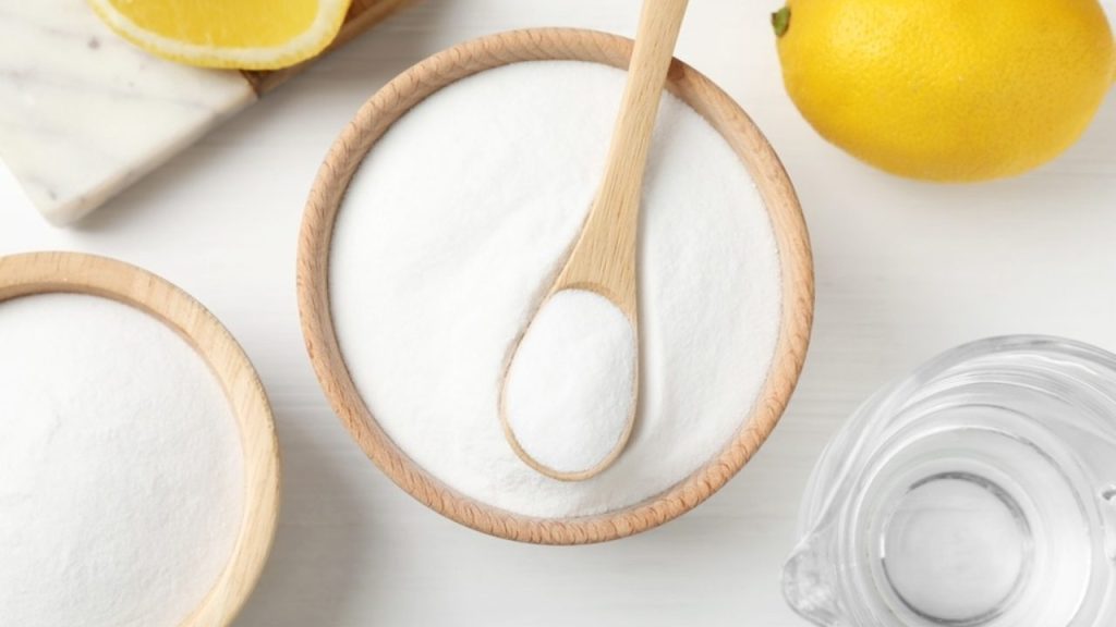 Prírodné suroviny ako sóda, ocot a kyselina citrónová používané na prípravu čistiacej zmesi.