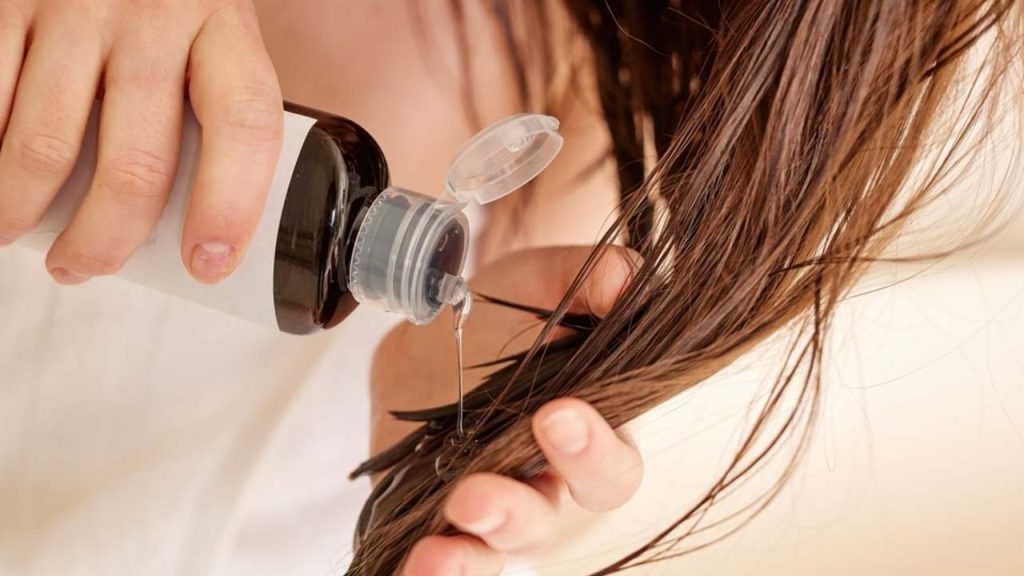 Nanášanie olejčeka do mokrých končekov vlasov