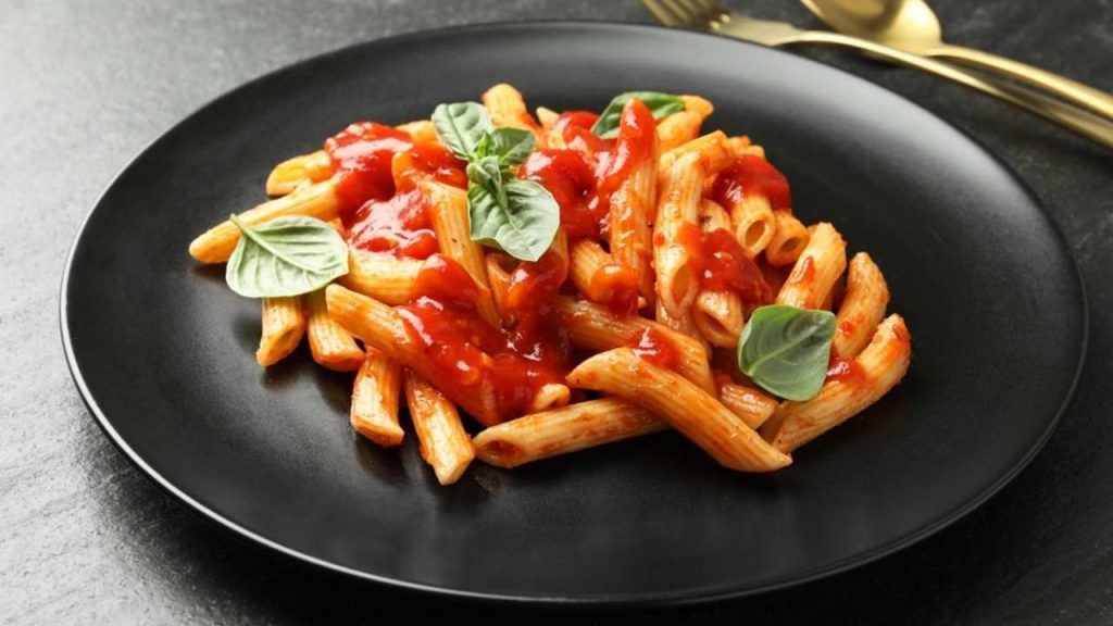 Cestoviny s paradajkovou omáčkou a bylinkami