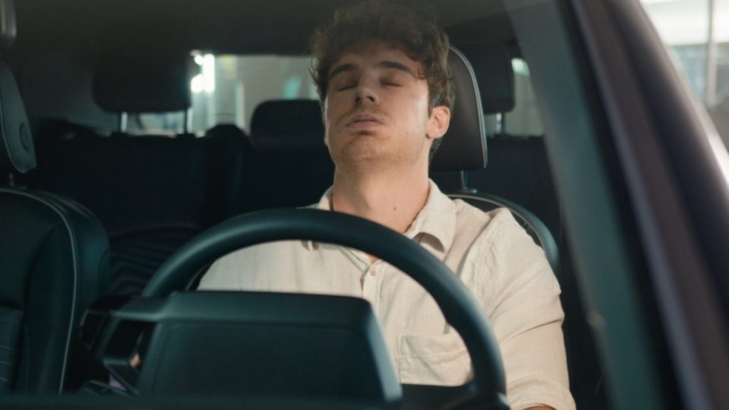 Stresovaný vodič uviaznutý v dopravnej zápche počas cesty do práce.