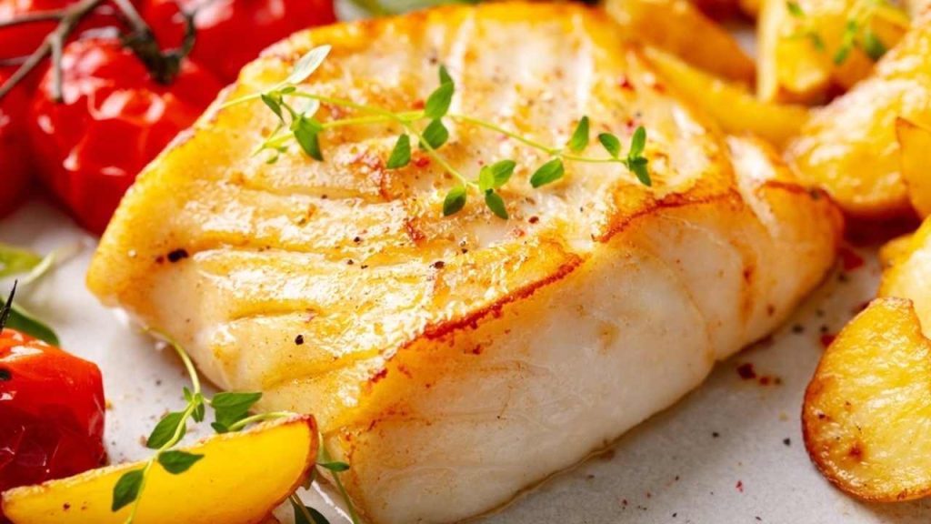 Pečená treska, treska s pečenými zemiakmi a cherry paradajkami.