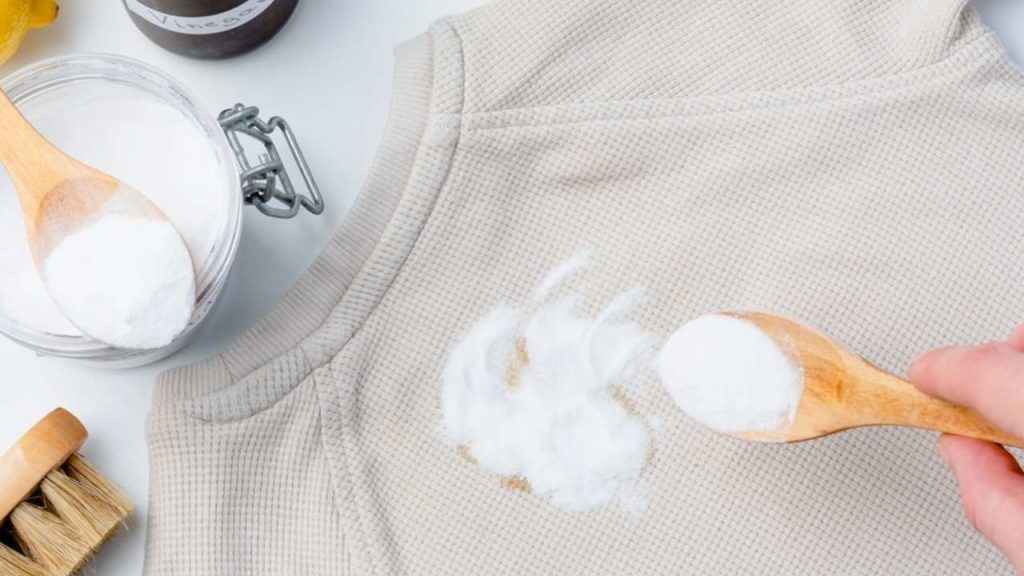 Jedlá sóda nanesená na mastnú škvrnu na oblečení