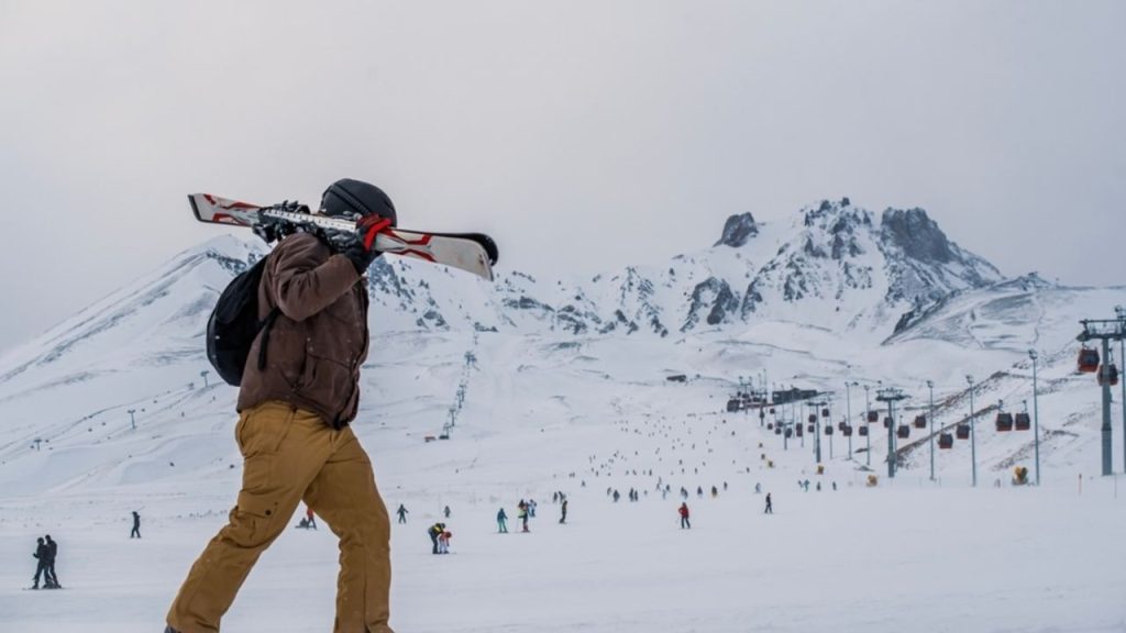 Lyžiarske svahy Erciyes s výhľadom na vyhasnutý vulkán