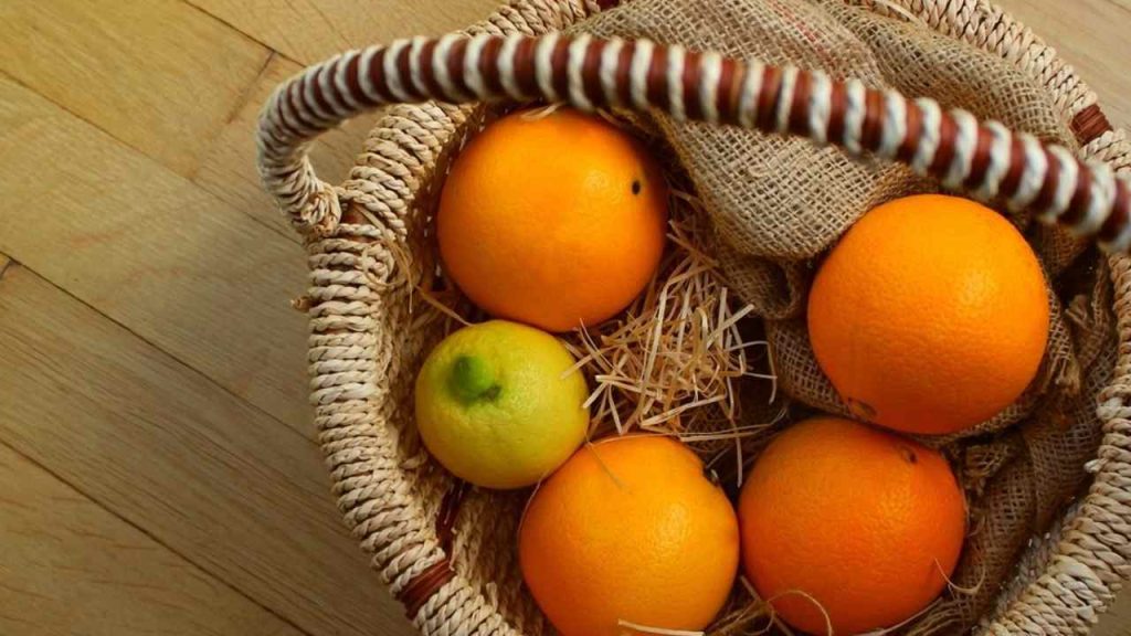Mandarínky uložené v prútenom košíku na chladnom a suchom mieste mimo chladničky