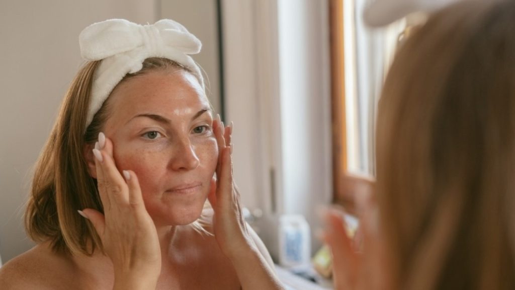 Masáž tváre s olejom z hroznových jadierok ako súčasť večernej starostlivosti o pleť