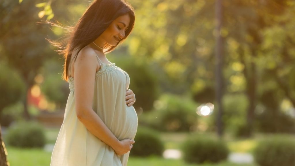 Tehotná žena na slnku ako symbol prenatálneho vývoja