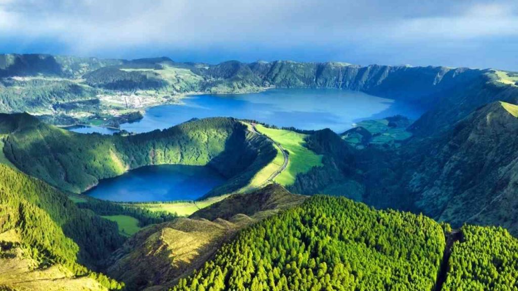 Slávne kráterové jazero Sete Cidades na Azoroch obklopené zelenými horami.